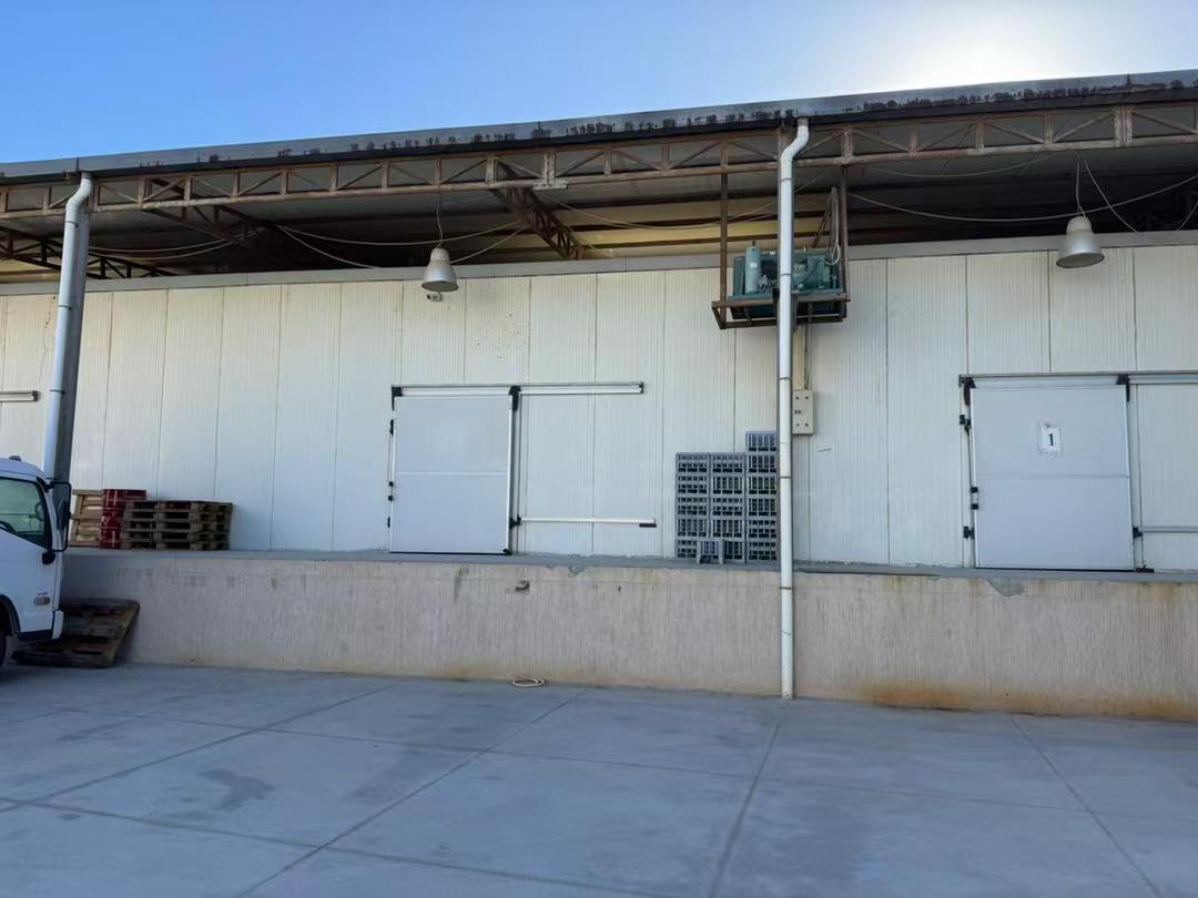 واجهة مخزن التبريد ومنطقة التحميل في شركة سرواح