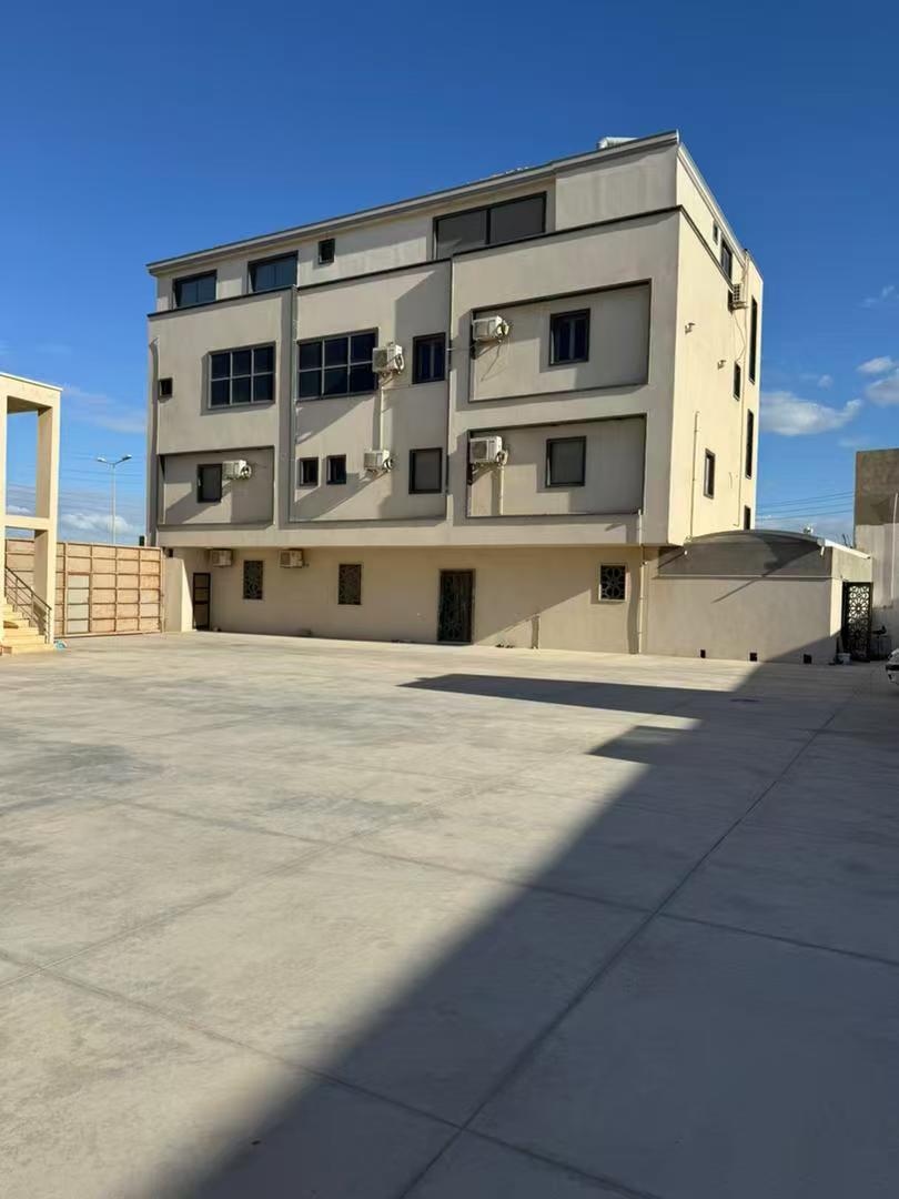 الساحة العامة والمبنى الإداري لشركة سرواح